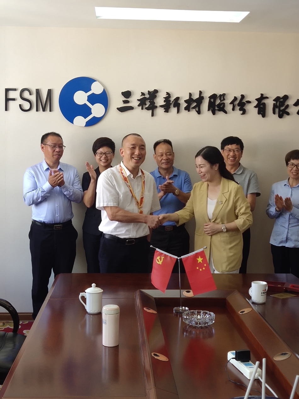 縣委常委鐘瓊代表縣委縣政府為夏鵬頒獎-75414198-6e28-4d89-bd92-ab4da1ed0c94.jpg 縣委常委鐘瓊代表縣委縣政府為夏鵬頒獎-75414198-6e28-4d89-bd92-ab4da1ed0c94.jpg